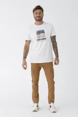 Remera celeste de corte clásico con cuello redondo y manga corta. Estampado pequeño en el pecho.