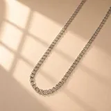 Gargantilla de cadena de eslabones tipo barbada, confeccionada en plata 925 con acabado brillante.