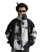 Campera unisex de cuello alto con cierre frontal completo. Presenta un diseño de paneles con efecto de lavado ácido en tonos negro y gris, corte relajado y bolsillos laterales.