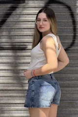 Short pollera de jean rígido color celeste claro, de tiro alto y diseño ajustado con efecto lavado.
