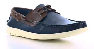 Zapatos náuticos Freeway de cuero, con combinación de colores azul marino y marrón, cordones y suela de goma blanca.
