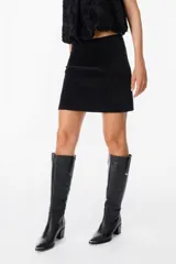 Minifalda de pana color marrón, con corte recto y diseño minimalista.