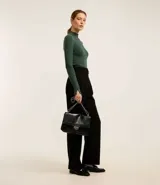 Blusa verde oscuro de viscosa con cuello alto y mangas largas con abertura en el puño.