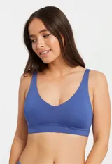 Bralette de lycra azul con copa interna removible, sin aro, breteles fijos regulables y cierre trasero de tres posiciones.