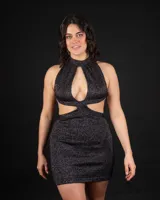 Minivestido dorado de tejido de punto con lurex, cuello halter con abertura central, cut-outs laterales y espalda descubierta.