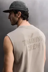 Musculosa de algodón con calce relajado y efecto lavado. Presenta cuello redondo, sisas amplias y estampado frontal con texto y logo a contraste.