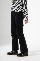 Pantalón cargo negro de corte recto y estilo urbano, con bolsillos laterales y tobillos ajustables.