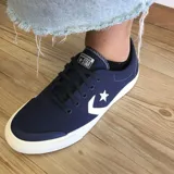 Championes Converse Stoke Ox azul marino con logo estrella y galón en blanco.