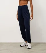 Pantalón deportivo tipo jogger color bordó, confeccionado en tejido de modal con poliéster y elastano. Presenta cintura fija, recortes estratégicos en el diseño y terminación ajustada en la botamanga.