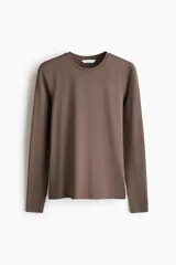 Remera de microfibra color marrón, con diseño entallado, mangas largas y escote redondo ribeteado.