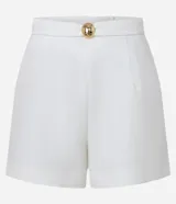 Short de vestir color blanco, de corte recto y cintura alta, con cinturón con hebilla dorada.