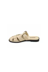 Sandalias planas Paddock modelo Talua, de color beige con diseño de tiras cruzadas estilo romano y hebilla lateral ajustable.