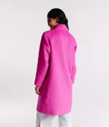 Saco largo color fucsia en polivelour, con cuello solapa, manga larga, botones y bolsillos laterales.