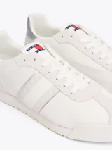 Zapatillas deportivas Tommy Jeans color blanco con detalles en gris y plateado. Exterior de malla con paneles de ante a contraste y panel metalizado en el talón.
