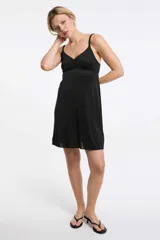 Camisón negro de microfibra, con tirantes finos regulables, escote corazón con detalle de encaje y frunce frontal, y falda corta fluida.