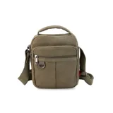 Morral de tela canvas color verde oliva, con correa regulable y asa de mano. Tiene dos bolsillos frontales con cierre, llavero exterior, bolsillos internos y bolsillo trasero con cierre.
