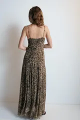 Vestido largo de tul con estampado animal print, escote en V y tirantes finos ajustables.