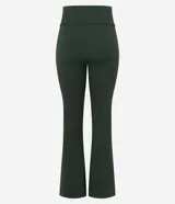 Pantalón flare deportivo Get Over de color verde oscuro, confeccionado en microfibra con cintura alta, pretina ancha, calce ajustado y vivos frontales.