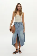 Falda midi de denim celeste con diseño de paneles y tajo frontal.
