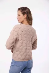 Sweater de punto calado color rojo con cuello redondo y mangas largas.