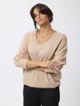 Sweater de punto con escote en V y manga larga, de calce relajado con puños y cintura tejidos.