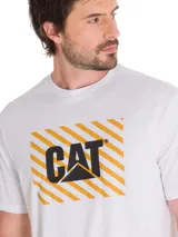 Remera blanca de manga corta y cuello redondo Caterpillar, con estampa gráfica frontal de líneas diagonales amarillas y logo 'CAT' en negro.