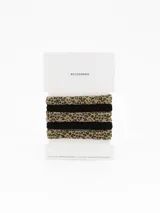 Pack de cinco coleros elásticos para el cabello, con diseño combinado en colores negro liso y estampado animal print.
