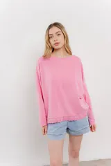 Remera color arena de corte holgado y mangas largas.