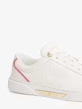 Zapatillas urbanas Tommy Hilfiger color blanco con detalle rosa en el talón y logo dorado en la suela.