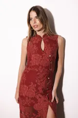 Vestido midi sin mangas de color azul con patrón geométrico texturizado. Presenta cuello mao, abertura en forma de gota en el pecho, cierre lateral con botones dorados y tajo en la falda.