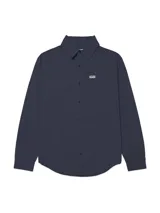 Camisa de manga larga Caterpillar color azul marino, con cuello camisero, cierre frontal de botones, bolsillo en el pecho con etiqueta del logo y dobladillo redondeado tipo cola de camisa.