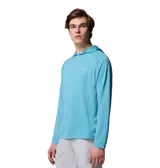 Remera de manga larga con capucha, confeccionada en tejido técnico transpirable de secado rápido con tecnología Omni-Wick y protección solar UPF 50. Presenta un diseño liso en color celeste con el logo de la marca estampado en el pecho.