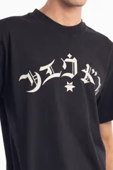 Remera negra de corte holgado con estampa frontal en color blanco con tipografía estilo gótico y una estrella central.