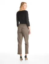 Pantalón de corte recto con estampado de cuadros tipo gales, confeccionado en mezcla de rayón, poliéster y elastano. Presenta cintura elastizada con lazo de ajuste negro, bolsillos laterales inclinados y bolsillos traseros simulados.