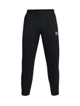 Pantalón de entrenamiento Under Armour de la colección Challenger, modelo UA MS Ch. Pique Pant, de color negro con logo blanco en la pierna. Cuenta con cintura elástica con cordón interno, bolsillos laterales con cierre y cremalleras en los tobillos.
