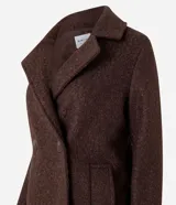 Saco alargado de polyvelour con textura boucle, cuello solapa, abotonado delantero y bolsillos. Forro de poliéster.