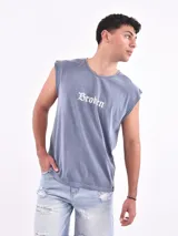 Musculosa celeste con cuello redondo y sisa amplia. Estampado frontal con la palabra 'Broken' en tipografía gótica.