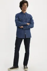 Pantalón de jean corte slim fit, color azul oscuro, con cierre de botón y cremallera, y bolsillos laterales y traseros.