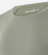 Remera deportiva de manga corta y cuello redondo, confeccionada en poliamida con elastano. Presenta un diseño liso con detalle de recorte en la espalda, ideal para actividades físicas por su tejido ligero, suave y de secado rápido.