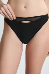 Bombacha tipo colaless de color negro, confeccionada en tejido texturizado con detalles de transparencias en la cintura y diseño de corte cruzado.