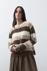 Cardigan de tejido suave con diseño de rayas horizontales en tonos marrones y beige, con cuello redondo y cierre frontal de botones.
