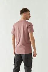 Remera oversize de manga corta color rosado, con escote redondo y calce holgado.