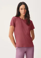 Blusa deportiva de manga corta con cuello redondo, confeccionada en tejido técnico con protección UV.
