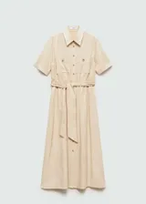 Vestido midi de tejido satinado color beige, con cuello camisero, cierre frontal de botones y manga corta. Presenta diseño recto con lazo ajustable en la cintura y dos bolsillos de parche en el pecho.