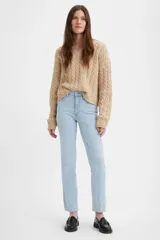 Jean de corte recto y tiro alto, en un tono azul claro lavado. Presenta cierre frontal con botón y bolsillos clásicos.