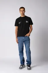 Pantalón de jean de corte recto en color celeste claro, con diseño clásico de cinco bolsillos y costuras reforzadas.