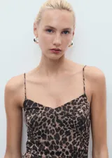 Vestido midi de tirantes finos con estampado animal print de leopardo. Presenta un diseño entallado con fruncidos laterales y cuello escotado.