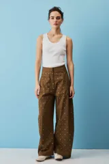Musculosa blanca de punto acanalado, con escote redondo y diseño ajustado al cuerpo.