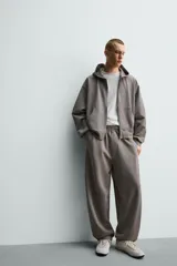 Pantalón jogger balloon fit de hombre, color negro con efecto lavado, confeccionado en algodón con interior afelpado. Cuenta con cintura elástica, bolsillos laterales y detalle de bolsillos traseros.