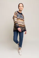 Sweater de lana merino con diseño geométrico multicolor, cuello redondo y corte holgado.